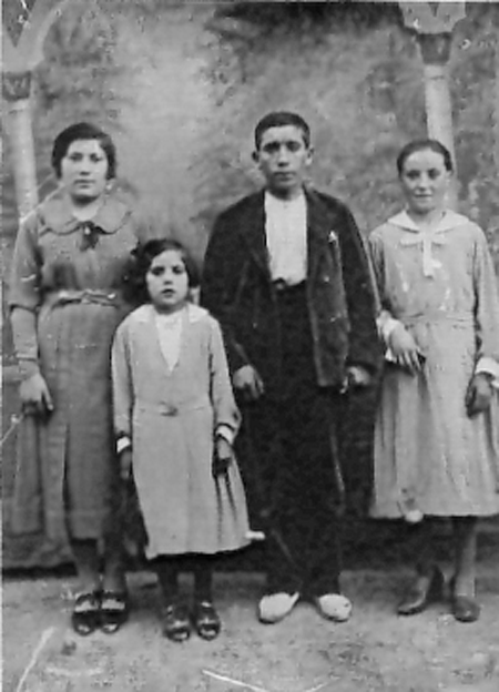 Familia delante de lienzo. Pozuel