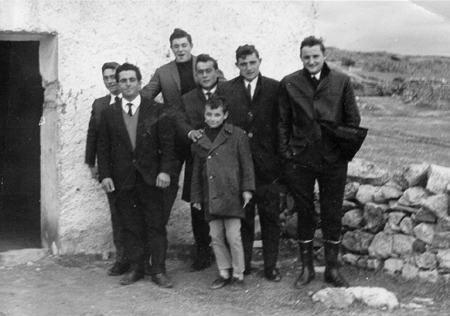 Grupo de hombres con niÃ±o. Pozuel