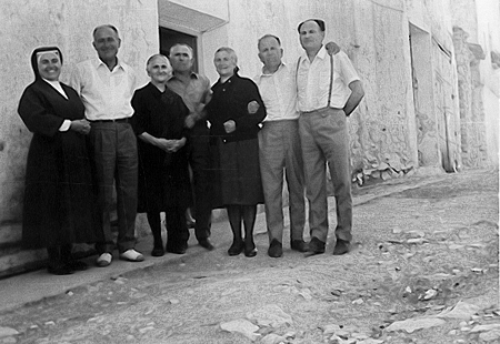 Vecinos y una monja. Pozuel