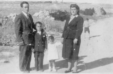 Grupo de muchachos sobre la fuente. Pozuel