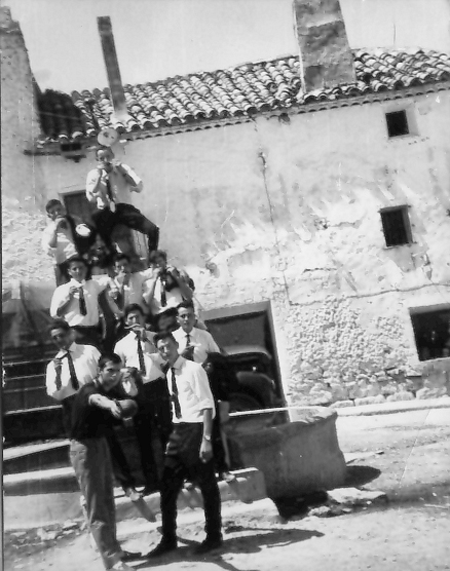 Amigos con corbata en la fuente. Pozuel
