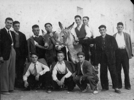 JÃ³venes con caballerÃ­as. Pozuel