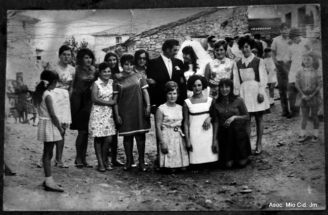 Novios posando con grupo