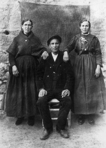 Pareja de mujeres y hombre. Pozuel