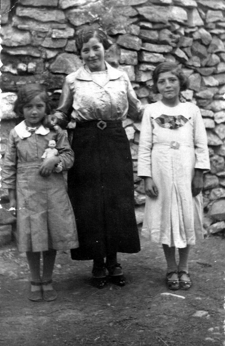 Joven con dos niÃ±as. Pozuel