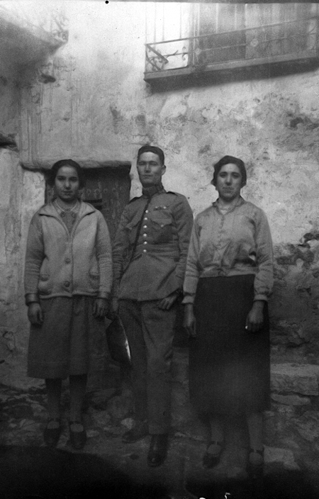 Mujeres y hombre de uniforme. Pozuel