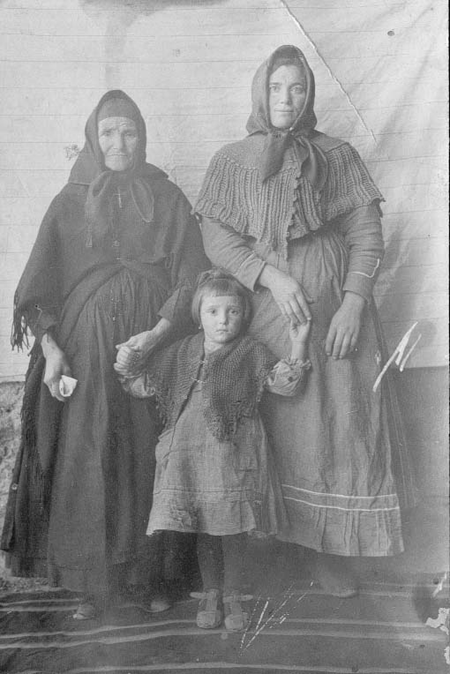 Mujeres con niÃ±a. Pozuel