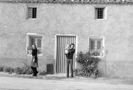 Mujeres y niÃ±o delante de la casa. Pozuel
