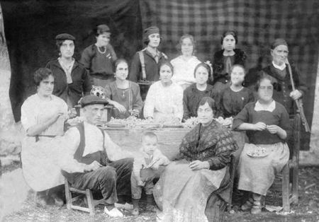 Familia esbrinando azafrÃ¡n. Monreal del Campo.