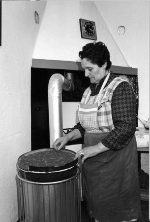 Mujer tostando la flor del azafrÃ¡n. Monreal.