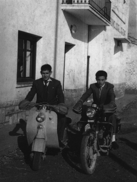 JÃ³venes en moto. Ojos Negros.