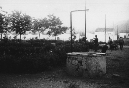 Jubilados arreglando los jardines. Ojos Negros.