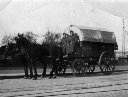 Hombres sobre un carro. Ojos Negros.