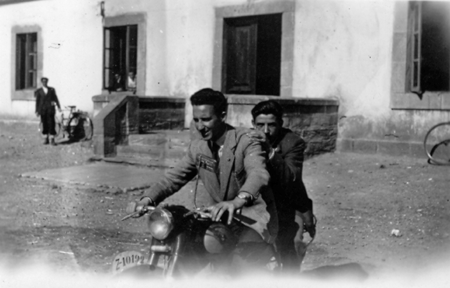 Dos jÃ³venes montando en una motocicleta. Ojos Negros.