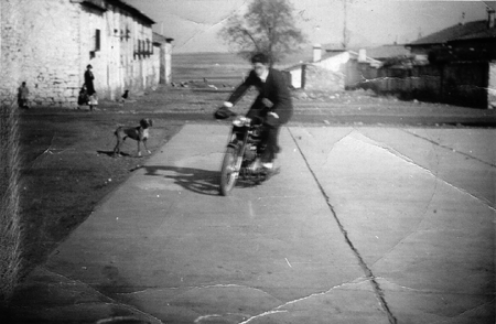 Joven sobre motocicleta. Ojos Negros.