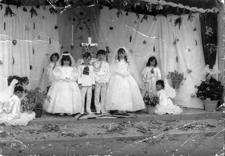 Grupo de niÃ±os el dÃ­a de su primera comuniÃ³n. Ojos Negros.