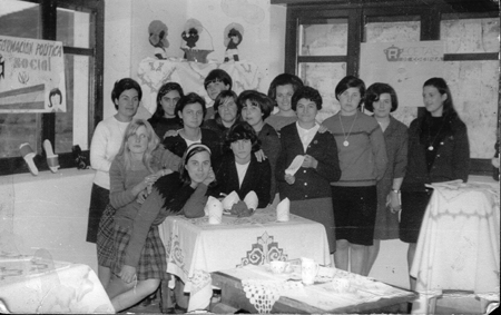 Grupo de mujeres vecinas de Ojos Negros junto a una mesa.