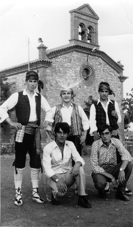 Grupo de jÃ³venes vestidos de baturros junto a la ermita de Ojos Negros.