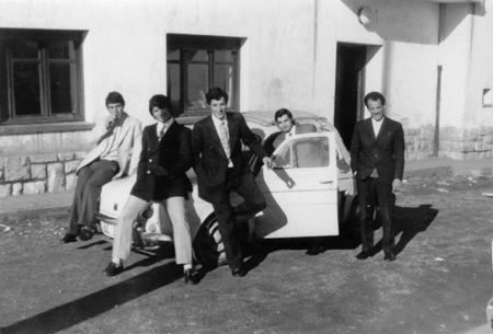 JÃ³venes junto a un coche en Ojos Negros.
