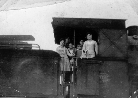 Grupo de niÃ±os sobre una locomotora. Ojos Negros.