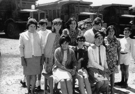 Grupo de chicas. Aprox. 1970. Ojos Negros.