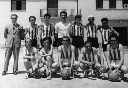 Equipo de baloncesto. aprox. 1955. Ojos Negros.