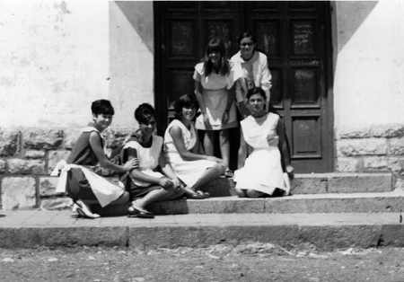 Grupo de amigas en la puerta de casa. Ojos Negros.