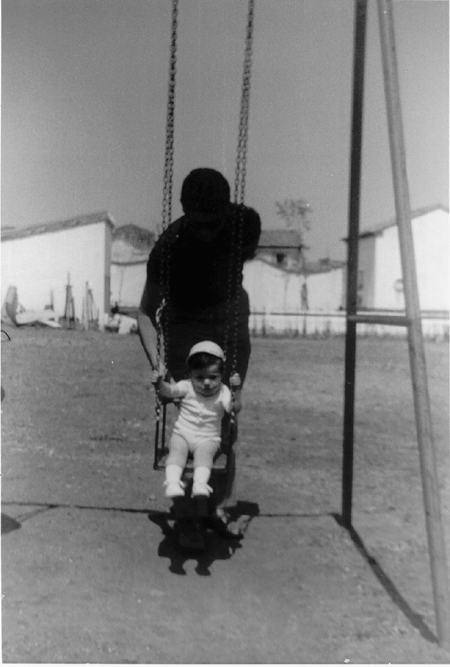 Padre y bebÃ© en un columpio. Ojos Negros.