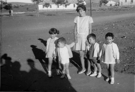 Grupo de niÃ±os en las calles de Ojos Negros.