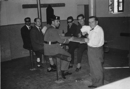 Grupo de vecinos de Ojos Negros en un bar.