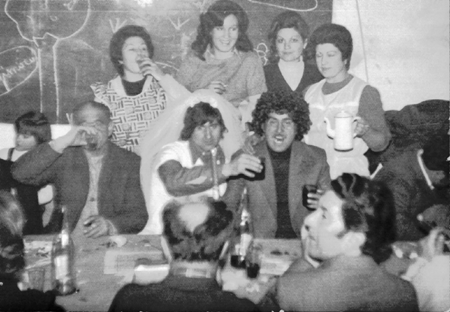 Amigos celebrando una fiesta en Ojos Negros.