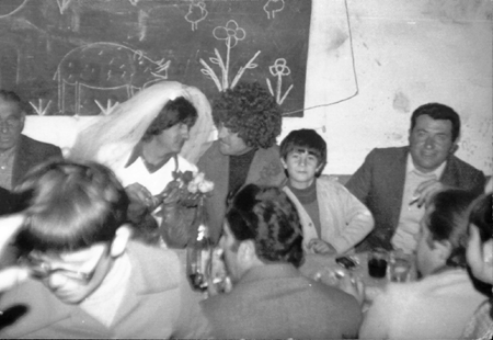Grupo de amigos celebrando una fiesta en Ojos Negros.