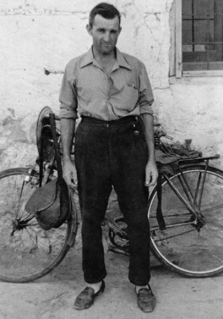 Minero dispuesto para ir al trabajo. Aprox. 1960. Ojos Negros.