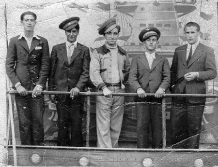 Retrato de vecinos de Ojos Negros con trajes de marineros.