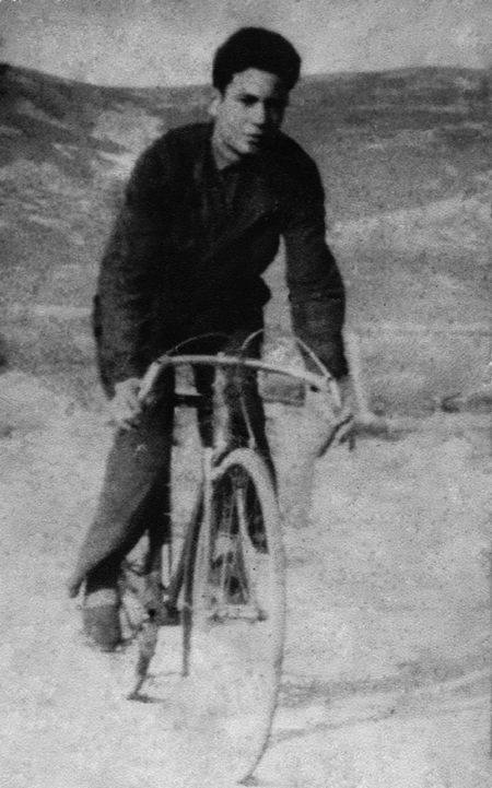 Minero volviendo del trabajo. Aprox. 1950. Ojos Negros.