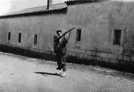 Hombre con escopeta en Ojos Negros.
