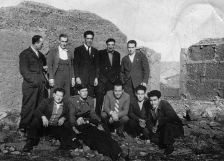 Grupo de hombres en Ojos Negros.