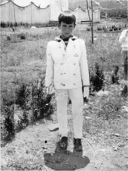 Retrato de niÃ±o de primera comuniÃ³n. Ojos Negros.