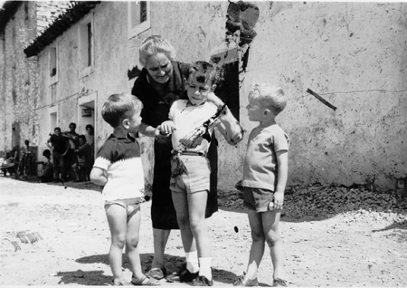 Retrato de tres niÃ±os. Ojos Negros.
