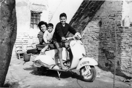 Vecinos de Ojos Negros sobre motocicleta.