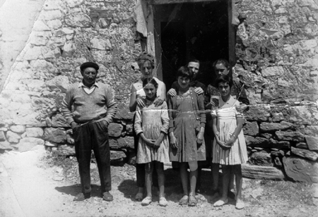 Retrato familiar en la puerta de casa. Ojos Negros.