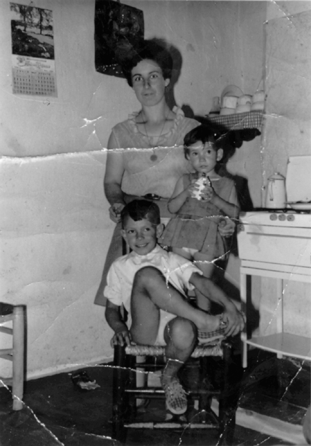 Retrato familiar de vecinos de Ojos Negros.