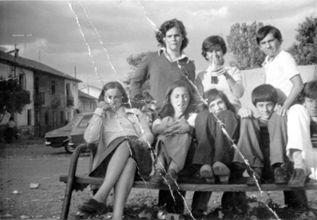 Grupo de amigos en un banco. Ojos Negros.