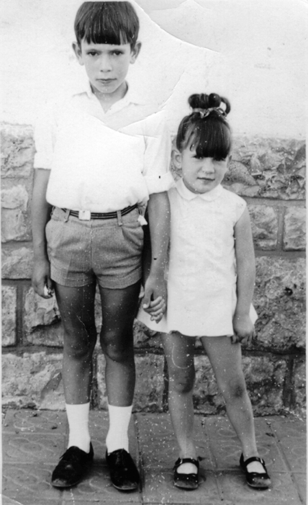 Retrato de dos niÃ±os. Ojos Negros.