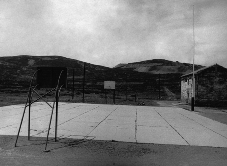 Pista de baloncesto. Ojos Negros.