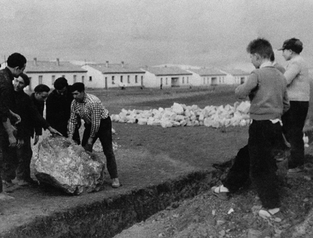 Primera piedra de la Casa de Todos. Ojos Negros.
