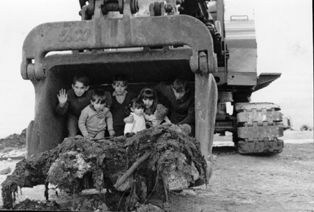 Grupo de niÃ±os en una pala escavadora. Ojos Negros.