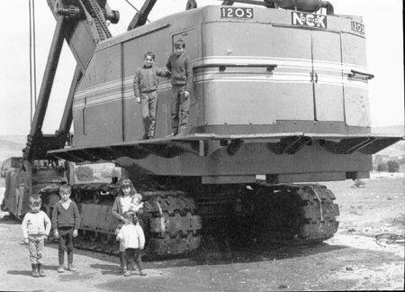 NiÃ±os junto a una grÃºa en Ojos Negros.