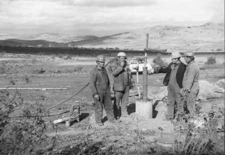 Hombres trabajando en Ojos Negros.