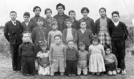 Grupo de niÃ±os vecinos de Ojos Negros.